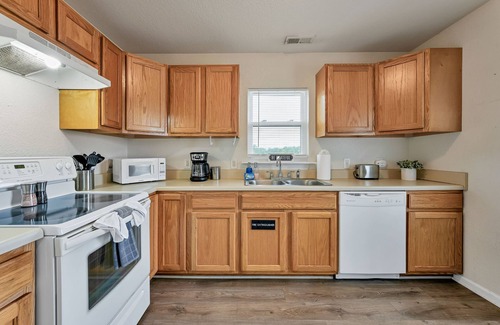 Buckroe Beach Apartment | Charming 2-bedroom apartment in delightful Hampton with WiFi, 30+ Day Stay