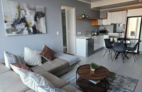 Sandown Apartment | Charming 2-bedroom apartment in wonderful Sandton with fitness room, WiFi
