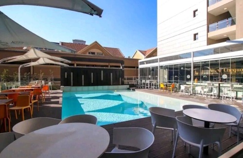 Sandown Apartment | Charming 2-bedroom apartment in wonderful Sandton with fitness room, WiFi
