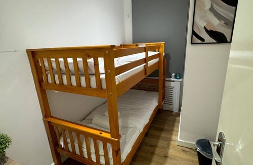 Somers Town Apartment | Charming 2-bedroom apartment in enchanting London with AC HW5