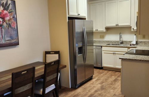 Dallas Apartment | Charming 2-bedroom apartment with Fitness Room, Pool, Tennis, and AC in Dallas