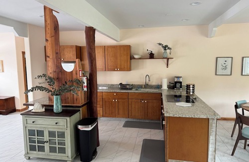 Kealakekua House | Charming 2 bedroom/bath & much more ground level in Kealakekua