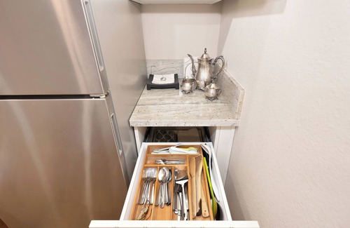 Sacramento Apartment | Charming 2-bedroom /Bathroom apartment with WiFi, and AC in tranquil Sacramento