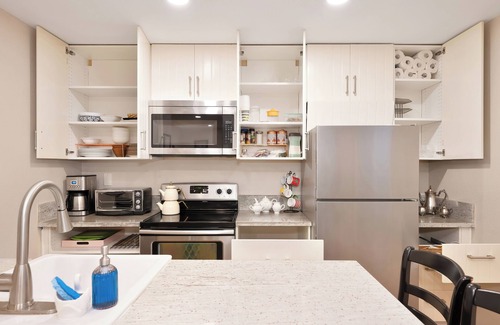 Sacramento Apartment | Charming 2-bedroom /Bathroom apartment with WiFi, and AC in tranquil Sacramento