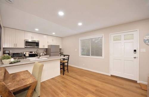 Sacramento Apartment | Charming 2-bedroom /Bathroom apartment with WiFi, and AC in tranquil Sacramento