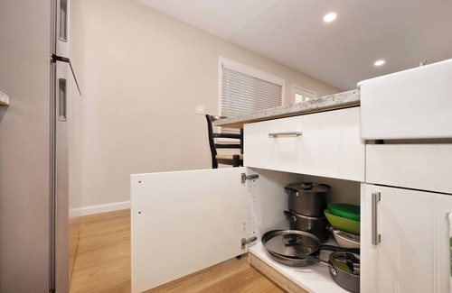 Sacramento Apartment | Charming 2-bedroom /Bathroom apartment with WiFi, and AC in tranquil Sacramento