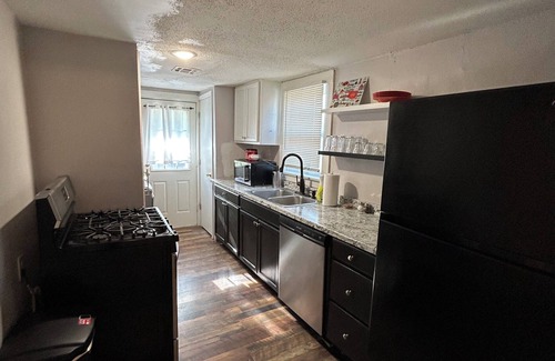 Stillwater House | Charming 2-bedroom bungalow with WiFi and AC in brilliant Stillwater