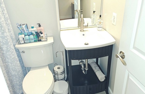 U Street Corridor Bed & Breakfast | Charming 2-bedroom bed & breakfast condo in fabulous Washington with WiFi, AC
