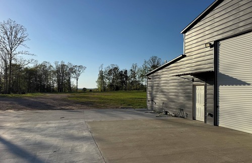 Ferndale House | Charming 2-bedroom barndominium with indoor basketball/pickleball court and pond