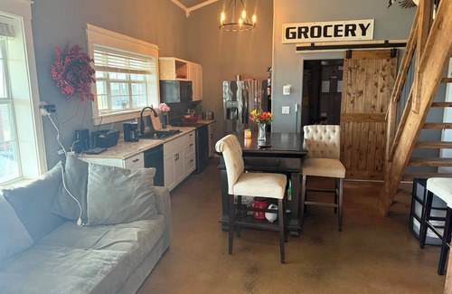 Granbury House | Charming 2-bedroom barn in Granbury with AC