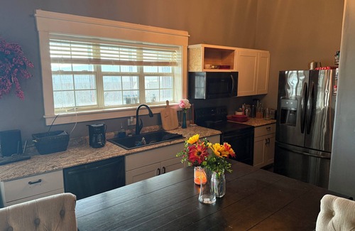 Granbury House | Charming 2-bedroom barn in Granbury with AC