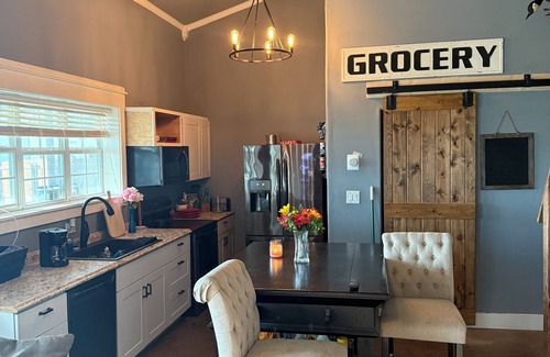 Granbury House | Charming 2-bedroom barn in Granbury with AC