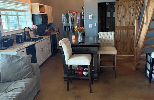 Granbury House | Charming 2-bedroom barn in Granbury with AC
