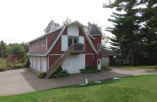 Backus Cabin | Charming 2-bedroom barn loft with AC on enchanting Ponto Lake near Backus