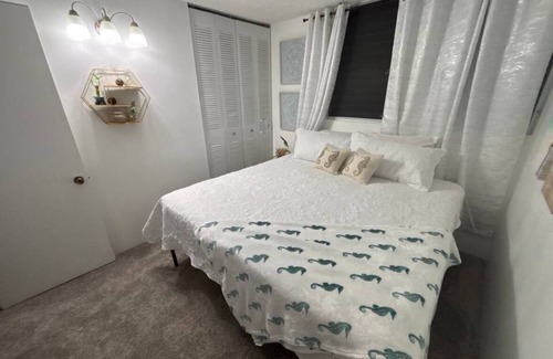 McCully - Moiliili Bed & Breakfast | Charming 2-bedroom bed & breakfast in serene Honolulu with WiFi
