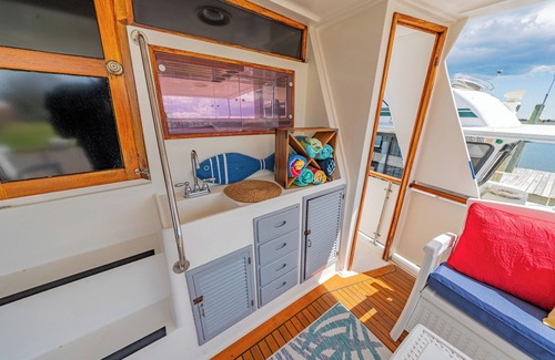 Manteo Boat Rental | Charming 2-bedroom boat in amazing Manteo WiFi, AC, fitness room, pool, kayaks