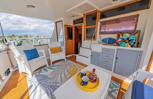 Manteo Boat Rental | Charming 2-bedroom boat in amazing Manteo WiFi, AC, fitness room, pool, kayaks