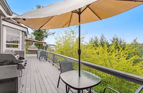 Deer Harbor Apartment | Charming 2-bedroom bungalow with hot tub in Deer Harbor. Walk to the marina!