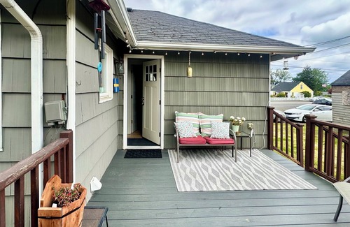 Everett House | Charming 2-bedroom bungalow in welcoming Everett with WiFi