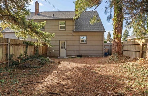 Lebanon Apartment | Charming 2-bedroom bungalow in Lebanon.