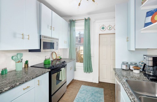 Lincoln Park House | Charming 2-bedroom bungalow with WiFi, AC walking distance to downtown Denver!