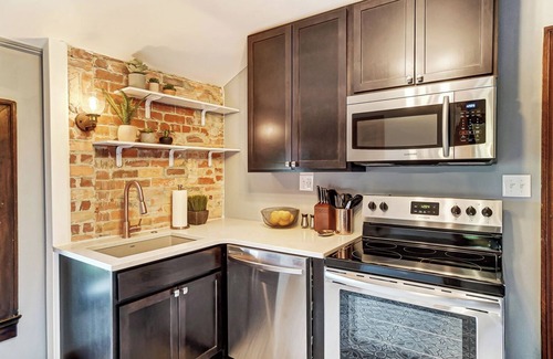 Roselawn Finance Apartment | Charming 2-bedroom carriage house apartment on 2 acre estate