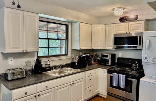 Eagle Rock Cabin | Charming 2-Bedroom Cabin Nestled on Craig Creek in Eagle Rock