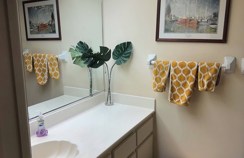 Villas Condo | Charming 2-bedroom condo in fabulous Fort Myers. Close stores and restaurants.