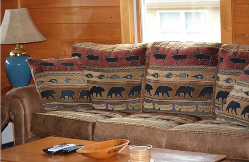 Greenville Cabin | Charming 2-bedroom cabin in delightful Greenville with WiFi, fitness room, pool