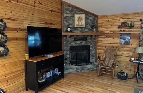 Hayesville Cabin | Charming 2-bedroom cabin with Hot Tub, WiFi, and AC/Heat in serene Hayesville