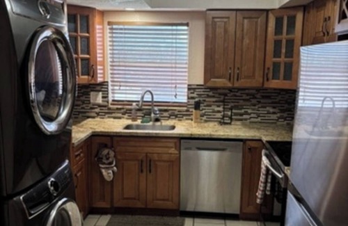 Sunrise Condo | Charming 2-bedroom condo in Plantation with AC