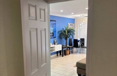 Sunrise Condo | Charming 2-bedroom condo in Plantation with AC