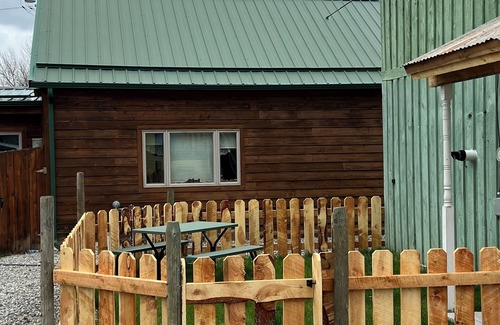 Reed Point Cottage | Charming 2-bedroom cottage in lovely Reed Point with WiFi, AC