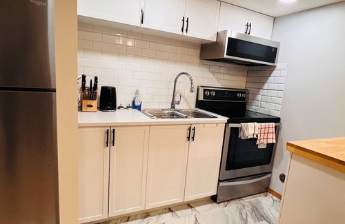 Medicine Hat House | Charming 2- bedroom basement house with WiFi, AC in wonderful Medicine Hat