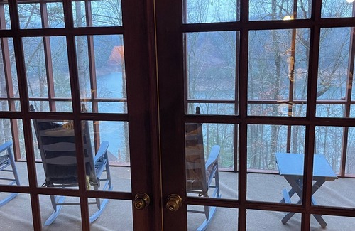 Unaka Cabin | Charming 2-bedroom cabin with WiFi in the the Smokey Mountains