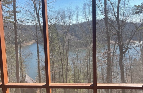 Unaka Cabin | Charming 2-bedroom cabin with WiFi in the the Smokey Mountains