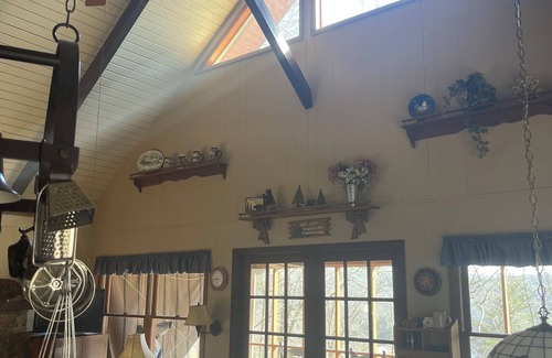 Unaka Cabin | Charming 2-bedroom cabin with WiFi in the the Smokey Mountains