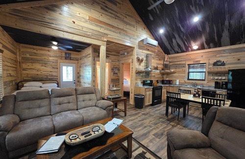 Board Camp Cabin | Charming 2-bedroom cabin with WiFi, AC, Cell Service, 3 miles to Wolf Pen Gap