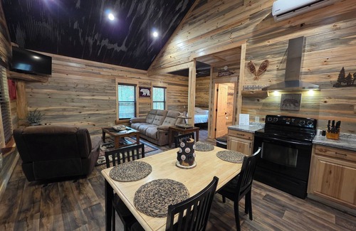 Board Camp Cabin | Charming 2-bedroom cabin with WiFi, AC, Cell Service, 3 miles to Wolf Pen Gap