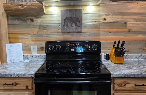 Board Camp Cabin | Charming 2-bedroom cabin with WiFi, AC, Cell Service, 3 miles to Wolf Pen Gap