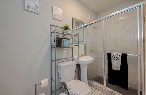 Cleveland House | Charming 2-bedroom Container Home with AC, WiFi in superb Cleveland