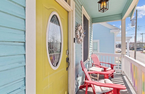 San Jacinto Cottage | Charming 2-bedroom cottage in beautiful Galveston with AC, WiFi