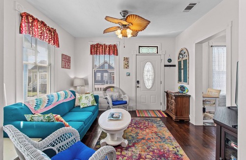 San Jacinto Cottage | Charming 2-bedroom cottage in beautiful Galveston with AC, WiFi