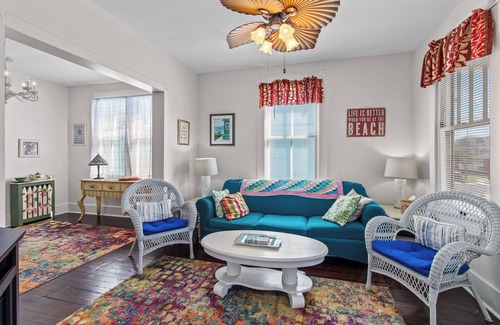 San Jacinto Cottage | Charming 2-bedroom cottage in beautiful Galveston with AC, WiFi