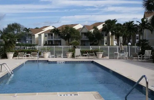 Ocean Side Village Condo | Charming 2-bedroom condo with WiFi, AC in awesome Melbourne.0.5 miles from Beach