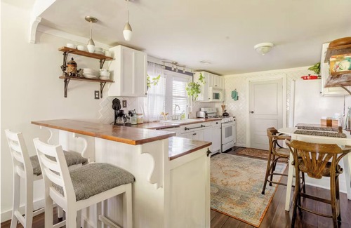 Woodbine Cottage | Charming 2-bedroom cottage 10 min to downtown - King bed - Fireplace