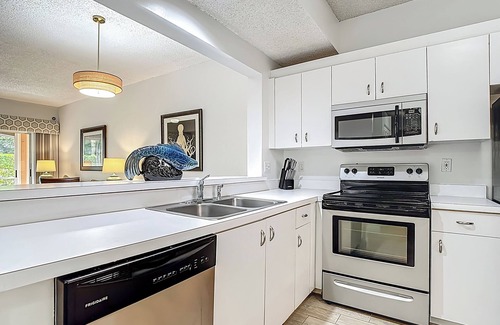 Central Naples Condo | Charming 2-bedroom condo in Central Naples