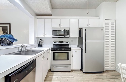 Central Naples Condo | Charming 2-bedroom condo in Central Naples