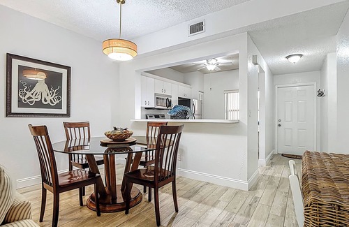 Central Naples Condo | Charming 2-bedroom condo in Central Naples
