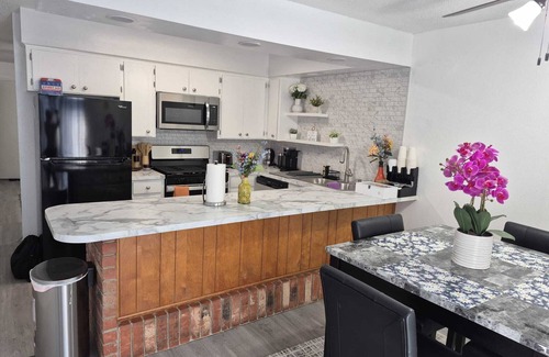 Tulsa Condo | Charming 2-bedroom condo in Tulsa. Close to YMCA, park, hospitals and highways!